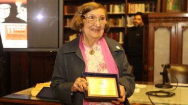 Elena Tchalidy recibió la Medalla al Mérito por su "arduo y destacado trabajo en defensa de los derechos de las mujeres" entregada por el Gobierno de la ciudad de Buenos Aires