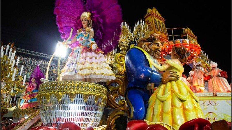 Las comparsas callejeras estaban divididas por la participación en la fiesta popular.