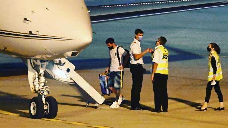 Messi este martes a la medianoche en el aeropuerto de Rosario partiendo rumbo a Francia. (Foto: Sebastián Granata)
