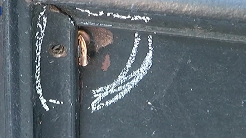 Vaina incrustada en la puerta del salón.