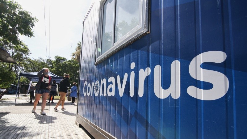 Pese a que los testeos en el Centenario son por orden de llegada, hay un cupo diario.