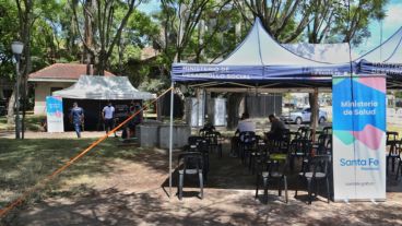 La entrada para testearse es por Ayacucho y la salida por calle Lamadrid.
