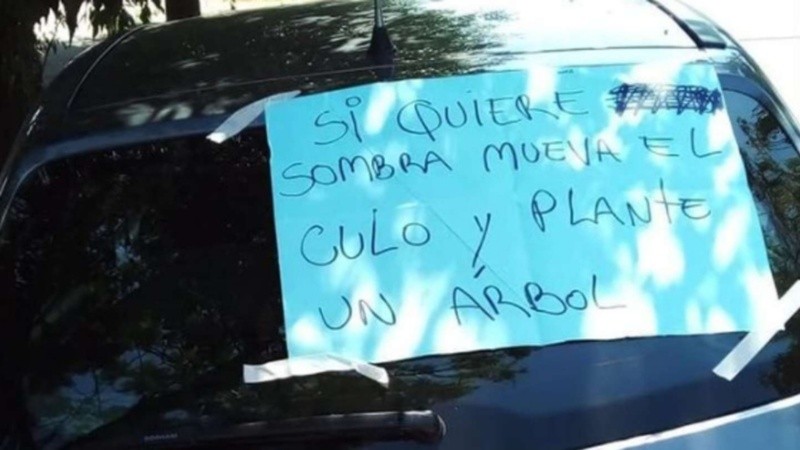 El mensaje que le dejó el vecino al conductor mal estacionado.