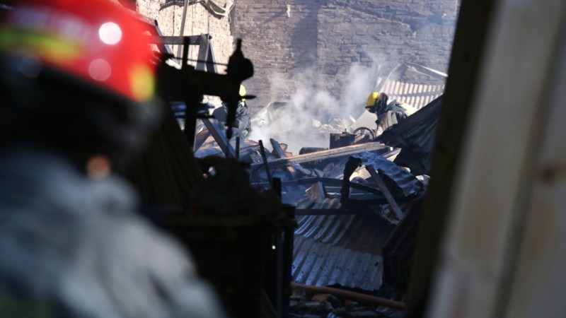 La maderera de zona sur incendiada. (Foto: Alan Monzón/Rosario3)