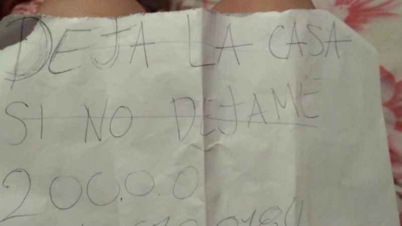 “Dejá la casa, si no dejame 20 mil pesos”.