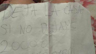 “Dejá la casa, si no dejame 20 mil pesos”.