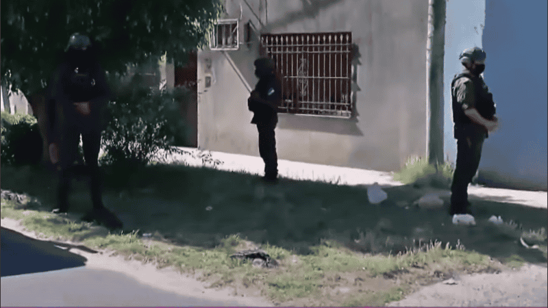 Personal de Gendarmería custodia al joven a la espera indicaciones de la Justicia de menores.