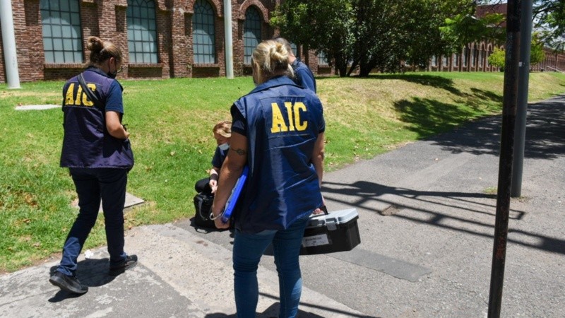 Personal de la AIC estuvo este viernes en el lugar del hecho para levantar posibles rastros