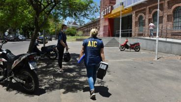 Personal de la AIC estuvo este viernes en el lugar del hecho para levantar posibles rastros