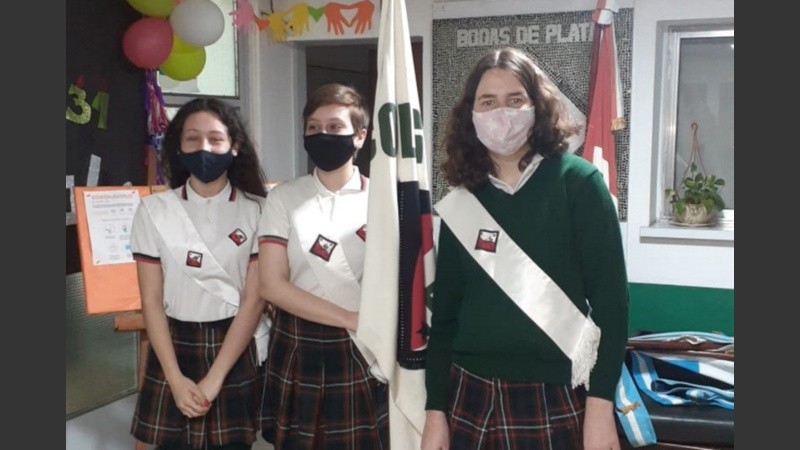 Aixa en primer plano, el día que fue escolta de la bandera en su colegio.