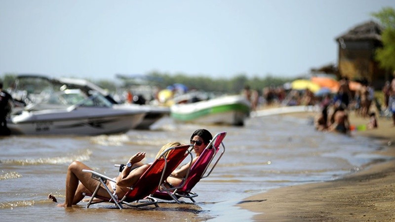 Mucha gente elige una de las playas más bonitas de la zona, a unos diez minutos de Rosario.