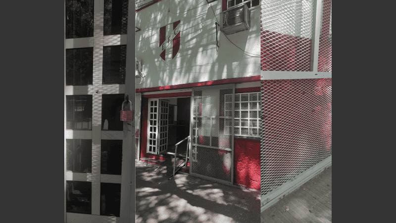 El frente del club amaneció con los impactos de bala.