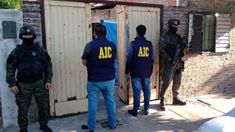 Sobre la líder de la banda pesaban dos pedidos de captura activos y pedidos de paradero, por tenencia de arma de fuego y tentativa de robo calificado.