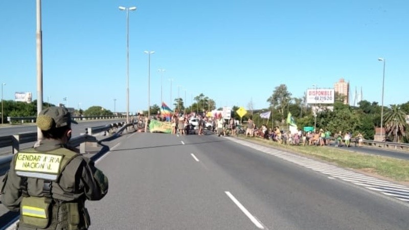 Los ambientalistas volvieron a cortar el puente ante la ausencia de medidas sobre los humedales.