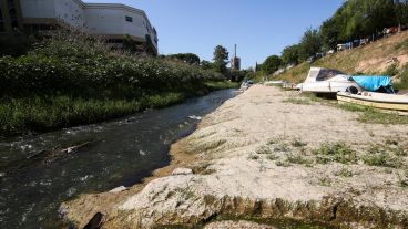 La desembocadura del arroyo Ludueña y un paisaje que sorprende por el poco caudal de agua.