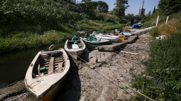 La desembocadura del arroyo Ludueña y un paisaje que sorprende por el poco caudal de agua.