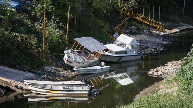La desembocadura del arroyo Ludueña y un paisaje que sorprende por el poco caudal de agua. 