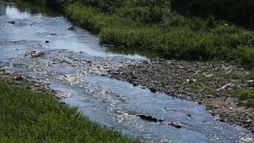 La desembocadura del arroyo Ludueña y un paisaje que sorprende por el poco caudal de agua.