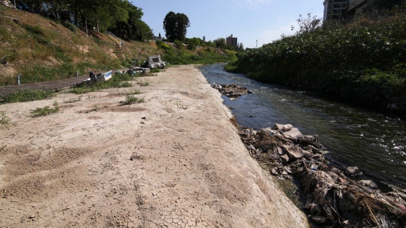 Restos de basura también se pueden ver en la desembocadura del arroyo Ludueña.