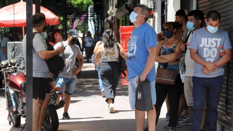 Varias personas acuden a realizarse un hisopado en Buenos Aires.
