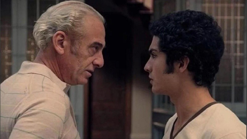 Alejandro Awada en el rol de Arquímedes Puccio junto al Chino Darín, como su hijo Alex.