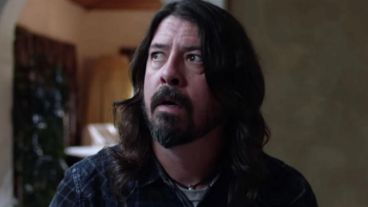 Dave Grohl, cantante y baterista de Foo Fighters en una escena de la película "Studio 666"