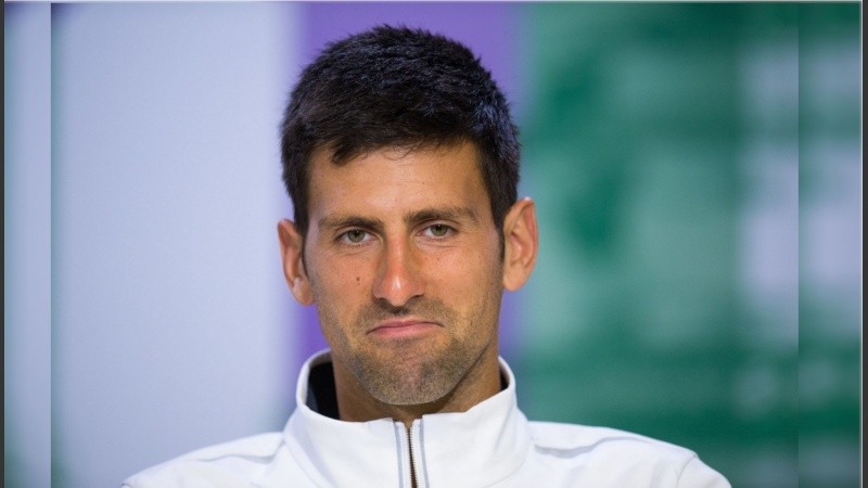Novak Djokpvic se prepara para jugar el Australian Open mientras el escándalo sigue.