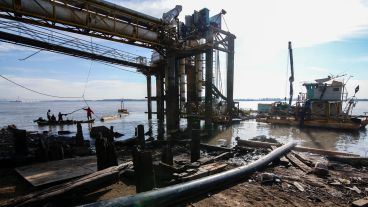 La bajante del río obliga a reforzar la toma de agua de Assa en Rosario.