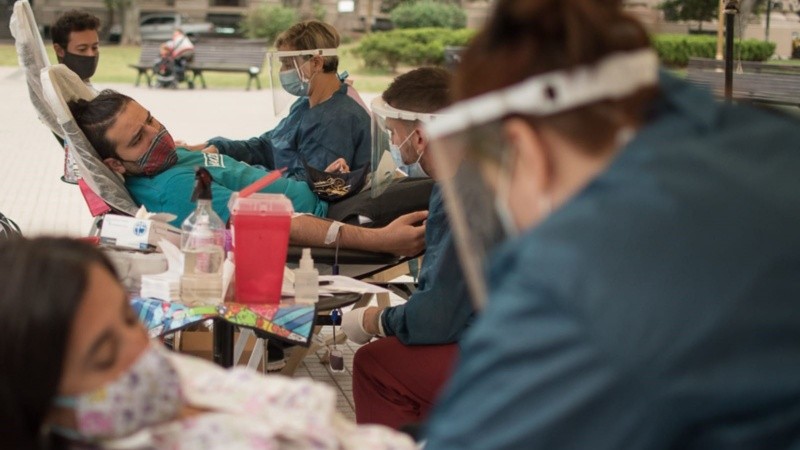 Cualquier persona de entre 16 y 65 años de edad, más de 50 kg de peso, con buena salud, puede concurrir a dar sangre.