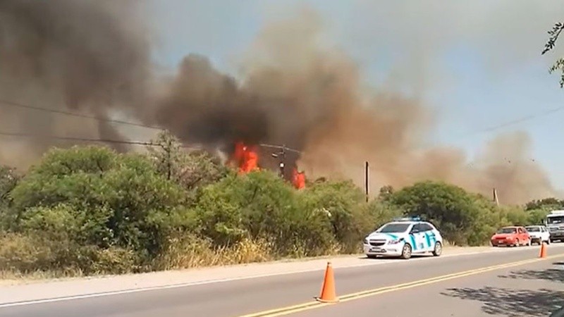 Ya se quemaron 15 hectáreas de monte autóctono y hubo personas evacuadas.