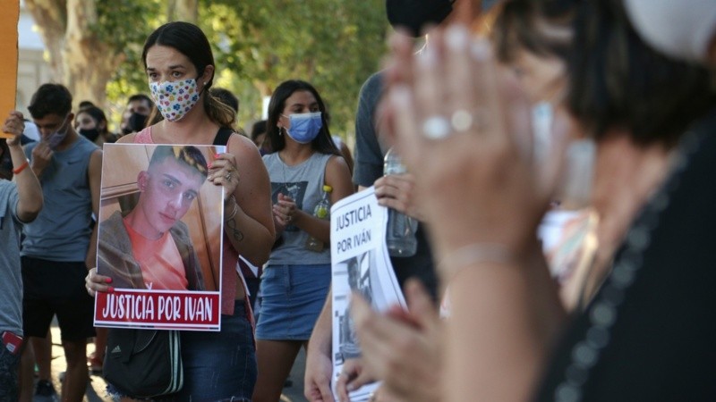 Emoción e indignación en la marcha en barrio Refinería.