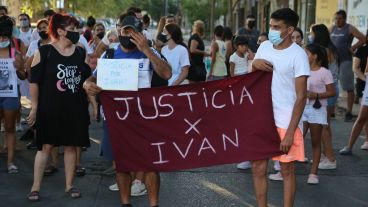 Emoción e indignación en la marcha en barrio Refinería.