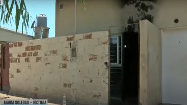 Así quedó parte de la fachada por el incendio intencional.