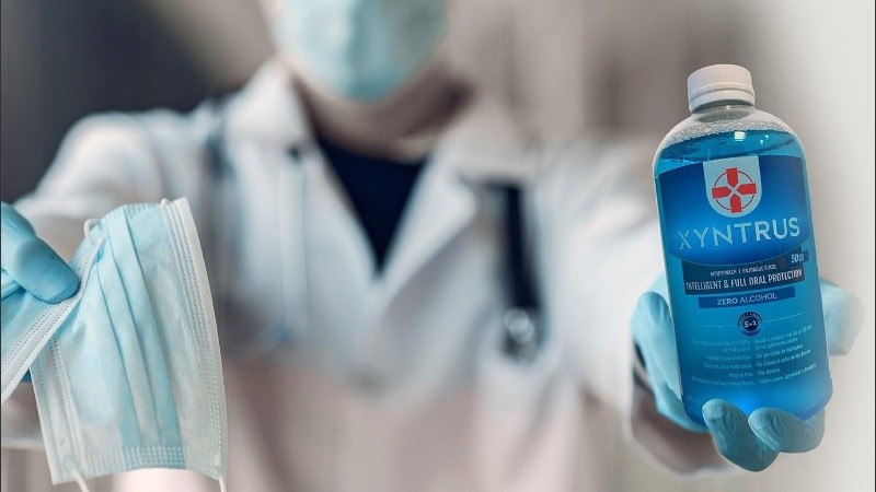 La botella de medio litro se consigue en farmacias a 890 pesos.