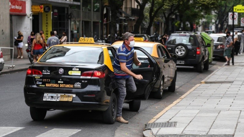Los taxistas mantienen reuniones con los ediles, para analizar la tarifa.