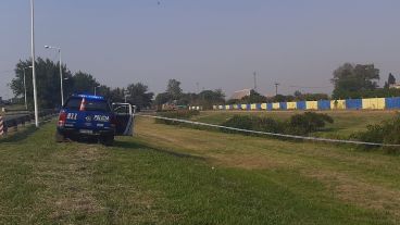 El cuerpo estaba en la margen este de la avenida Sánchez o acceso sur.