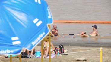 La ola de calor con la bajante del Paraná, no detuvo a los rosarinos en busca de un refresco.