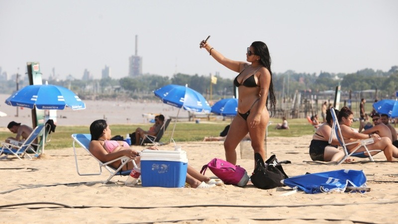 La ola de calor con la bajante del Paraná, no detuvo a los rosarinos en busca de un refresco.