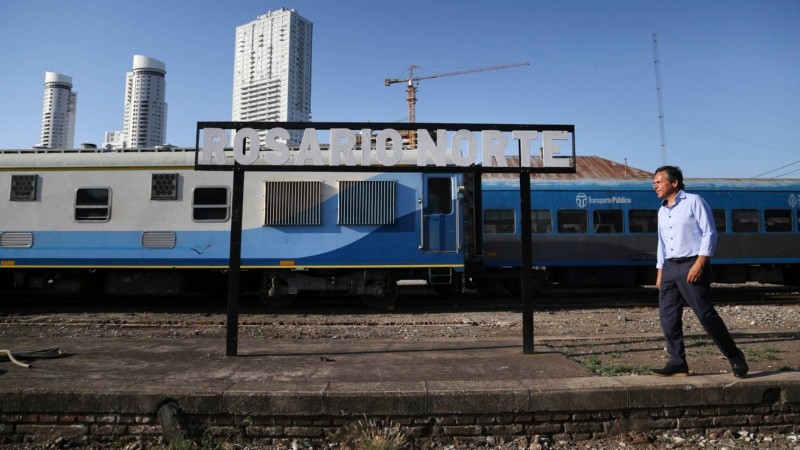 Giuliano en la estación Rosario Norte, donde charló a solas con Rosario3