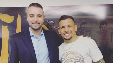 Emiliano Vecchio y Sergio Lami posaron el día del regreso del "10" al conjunto rosarino.