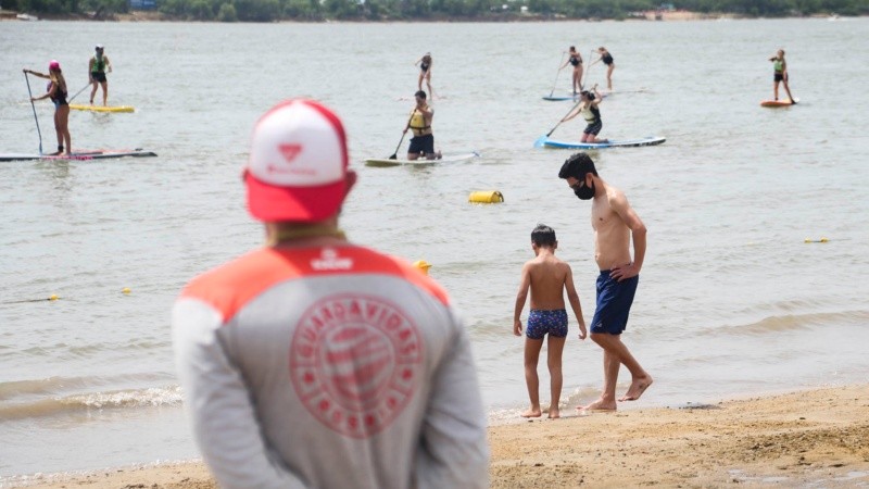 Tras el solazo y el calor, las lluvias podrían darse todo el domingo.