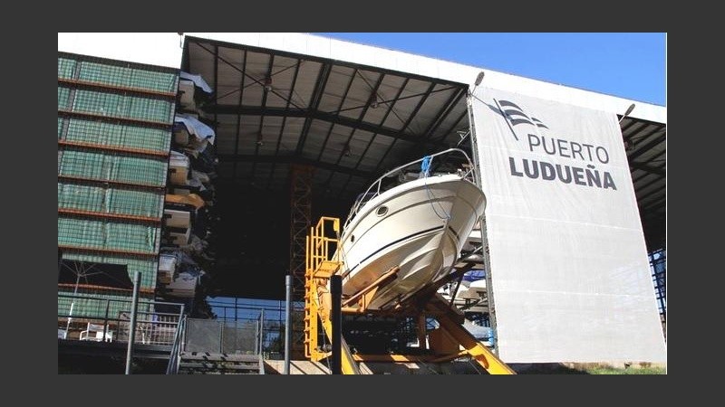 El río baja, pero los negocios sobre la barranca están bien activos