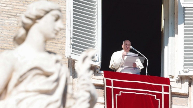 El papa Francisco durante el rezo de este domingo.