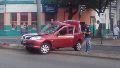 Mendoza y Magallanes: un auto terminó incrustado en columna de alumbrado