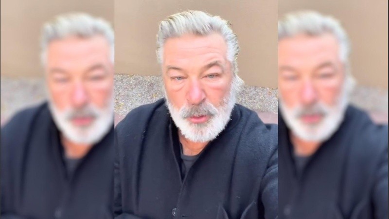 Alec Baldwin entregó su celular luego de que se llegara a un acuerdo en el cual los investigadores se comprometían a no revisar los mensajes intercambiados entre la esposa del actor y su abogado.