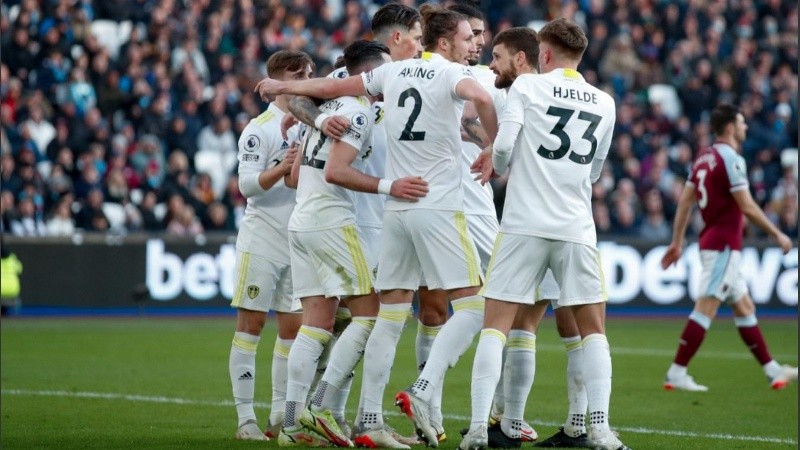 El mediocampista Jack Harrison se destacó con un triplete para la importante victoria del equipo de Bielsa en Londres 