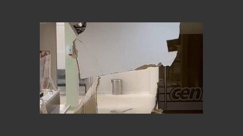 El techo desplomado en el sanatorio de Niños de Rosario