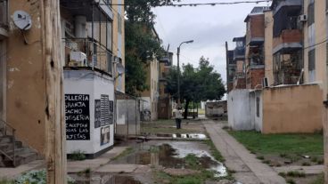 El brutal asesinato ocurrió en el Fonavi de zona oeste.
