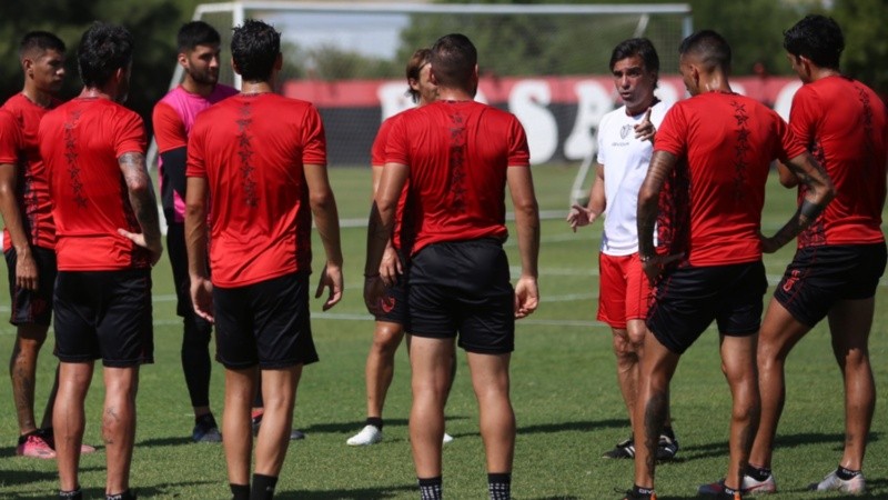 Javier Sanguinetti cuenta con un plantel reducido por las bajas producto del covid y la falta de incorporaciones.