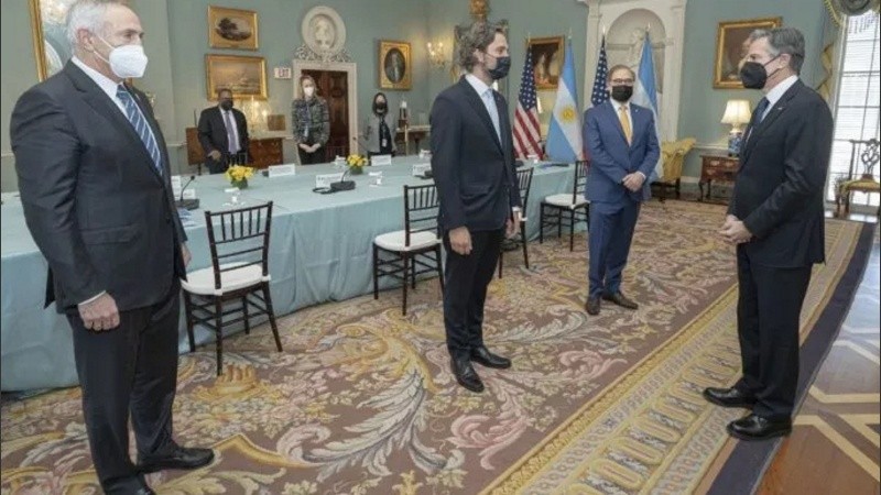 En su primera jornada de trabajo en Washington, el canciller mantuvo un encuentro con el embajador argentino en los Estados Unidos, Jorge Argüello, y los representantes de la Argentina ante los organismos multilaterales, encabezados por Sergio Chodos.